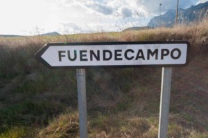cartel nomenclator del pueblo de Fuendecampo