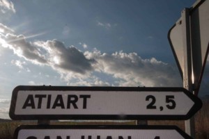 cartel nomenclator del pueblo de Atiart
